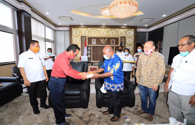 Tim Akademisi Uncen Jayapura Serahkan Hasil Kajian Draft UU Otsus
